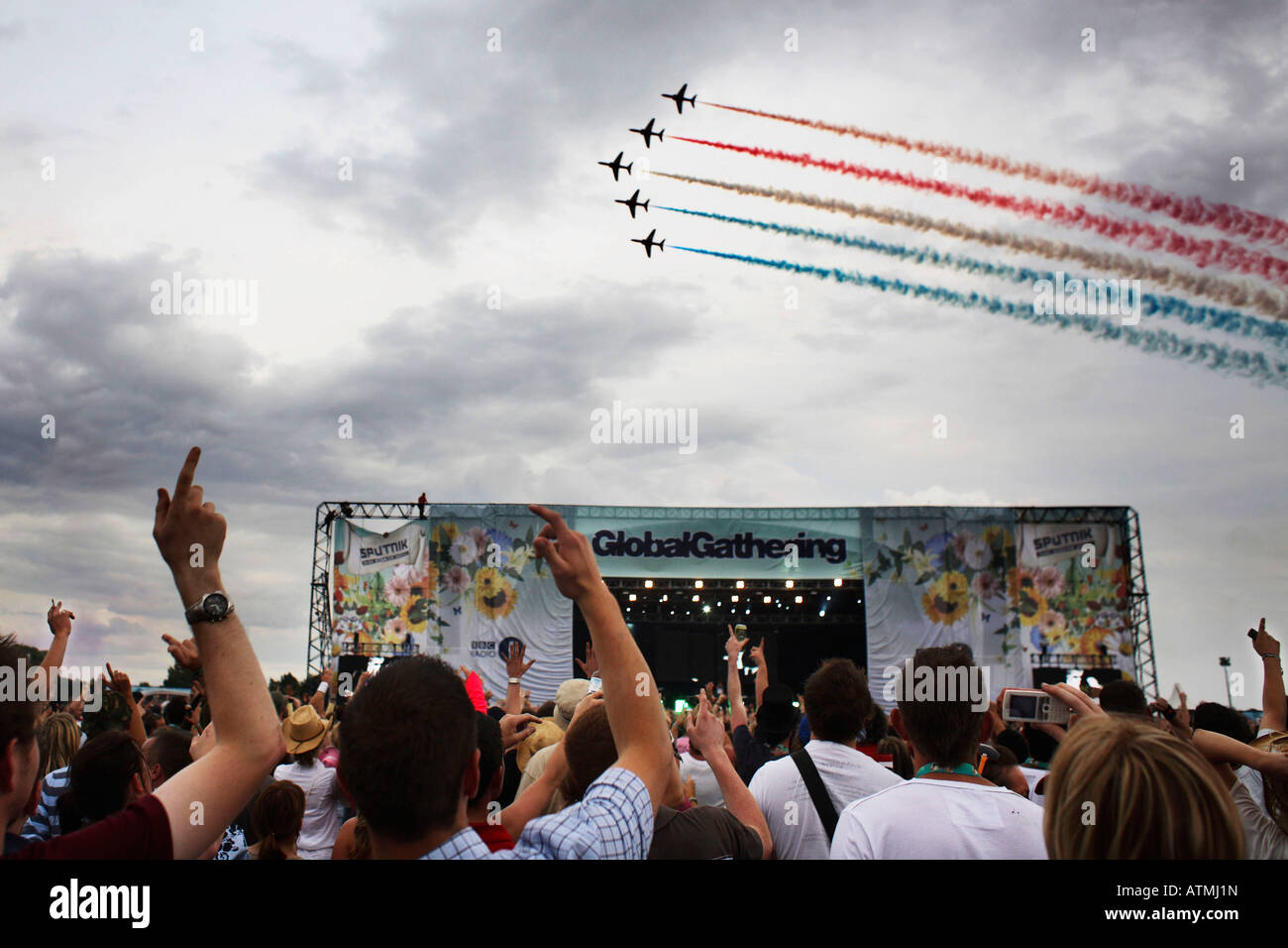 Raduno mondiale 2007 British air show team le frecce rosse fanno il loro spettacolo nel cielo sopra il festival Foto Stock