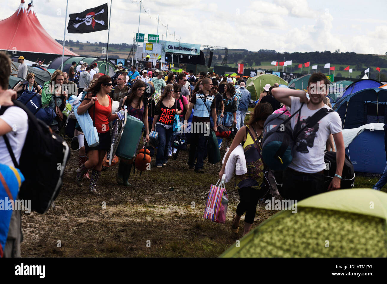 Raduno mondiale 2007 gli scommettitori sono in arrivo per impostare il campo Giorni di pioggia ha reso il sito fangoso Foto Stock