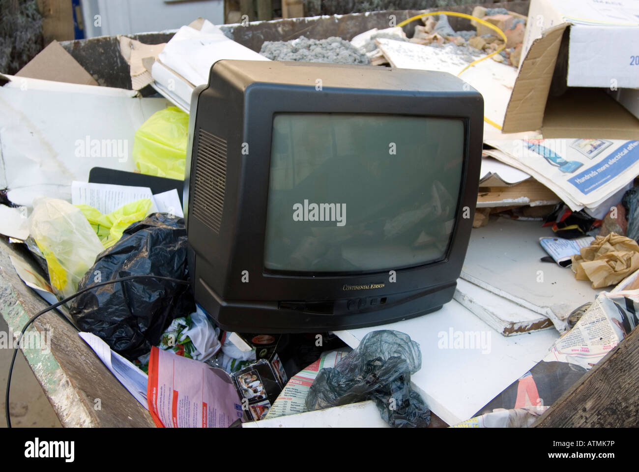 Vecchia televisione oggetto di pratiche di dumping nel saltare, England Regno Unito Foto Stock