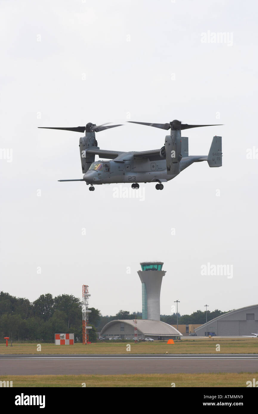 Boeing Osprey V22 in modalità di visualizzazione al passaggio del mouse con la torre di controllo in background Foto Stock
