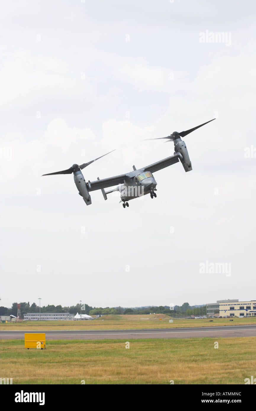 Boeing Osprey V22 in modalità di visualizzazione al passaggio del mouse a sinistra di inclinazione in movimento lungo la pista Foto Stock