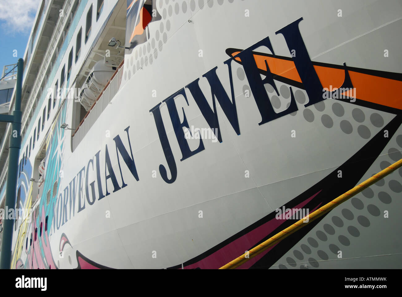 La NCL crociera Norwegian Jewel al dock in Antigua Foto Stock