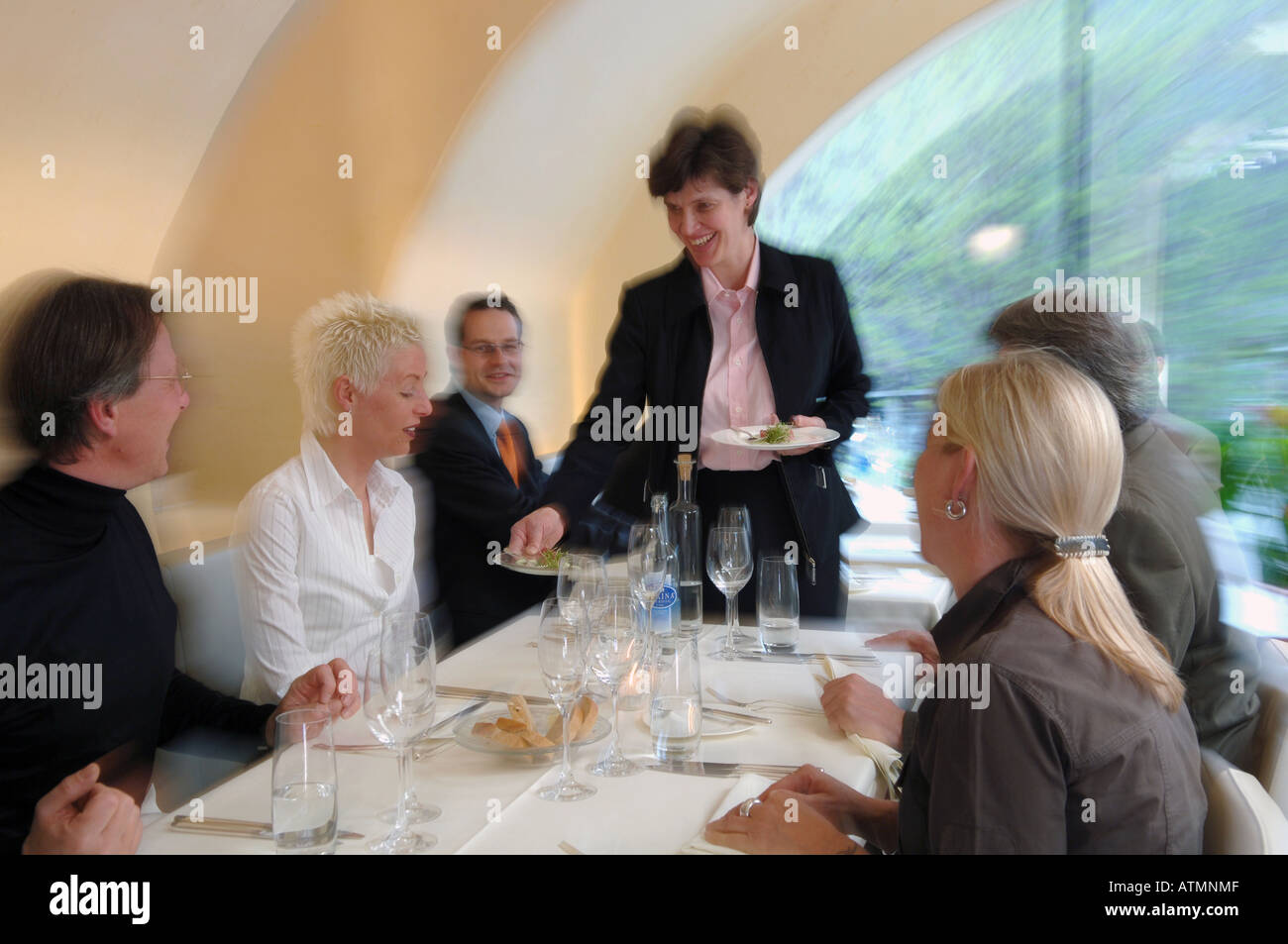 Gli ospiti in un ristorante per gourmet sono serviti Foto Stock