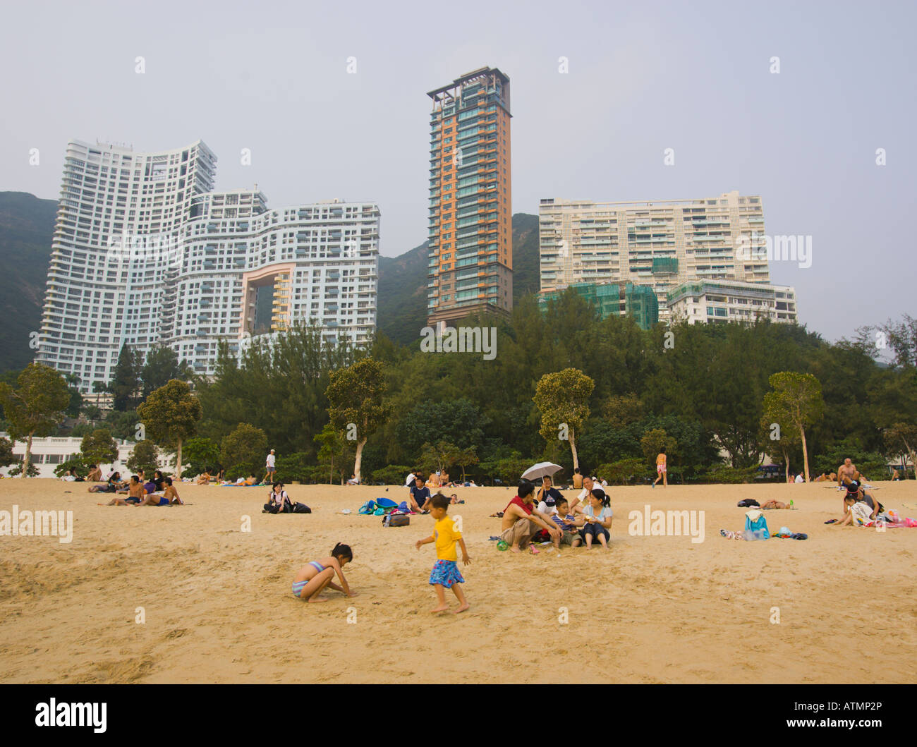 HONG KONG CINA la gente sulla spiaggia a Repulse Bay, sull'Isola di Hong Kong Foto Stock