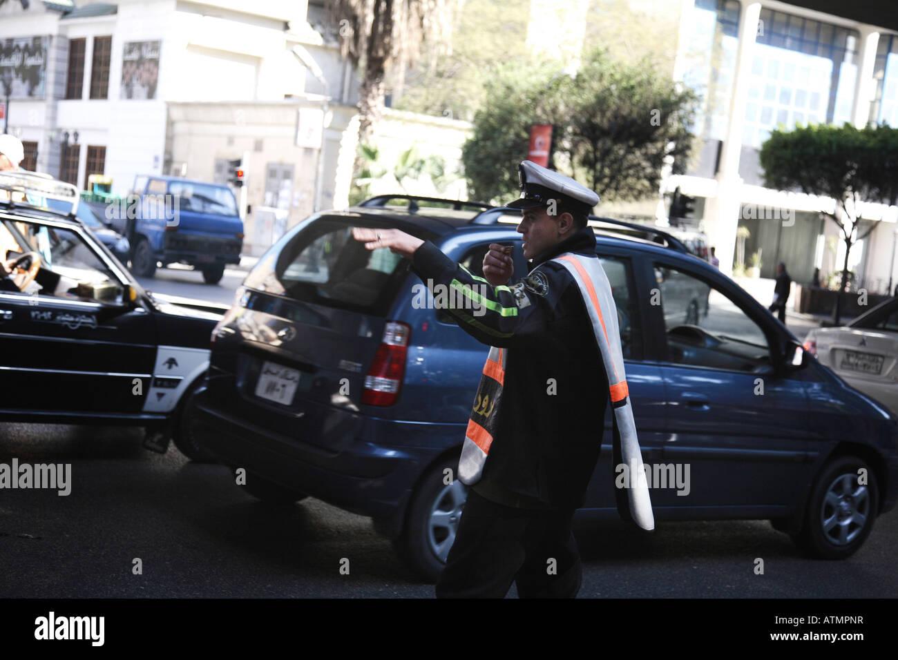 Un traffico di polizia uomo è di dirigere il traffico in Cairo. Foto Stock