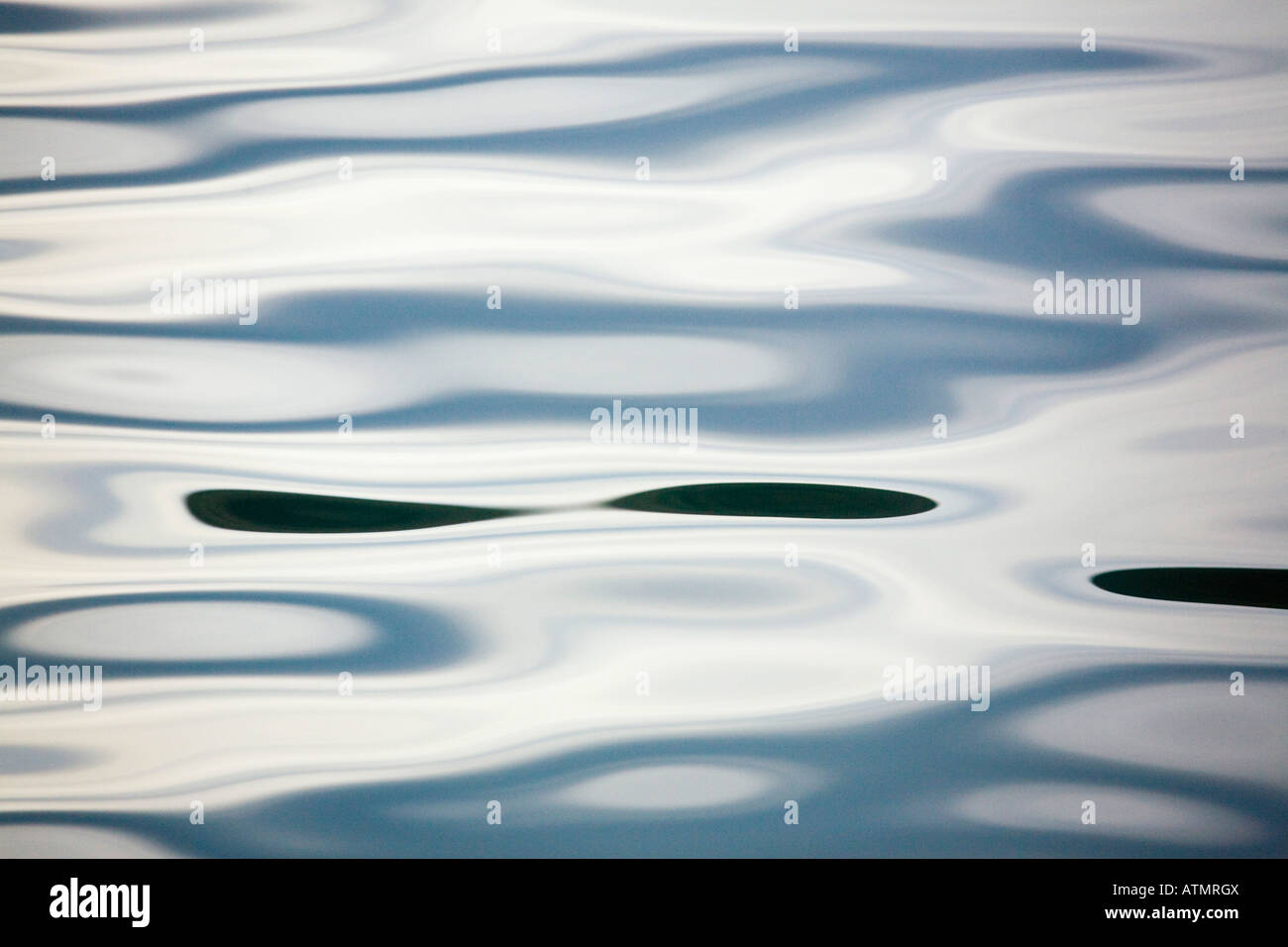 Superficie di acqua modello di increspature sul mare creando armonia e tranquillità. Sfondo astratto Foto Stock