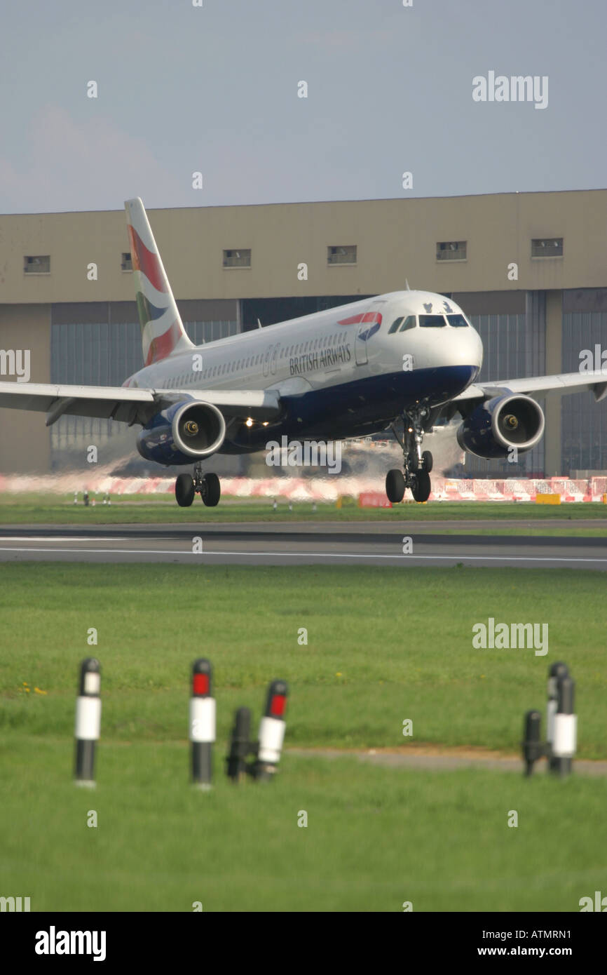 British Airways Airbus comeing ad atterrare all'Aeroporto di Londra Heathrow Foto Stock