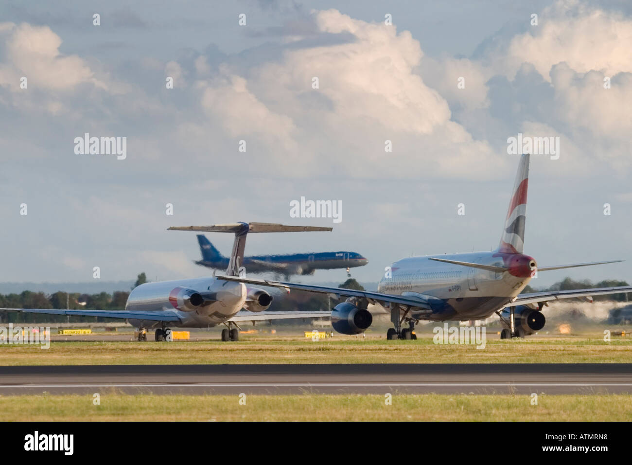 Gli aerei in coda per il decollo all'Aeroporto di Londra Heathrow Foto Stock