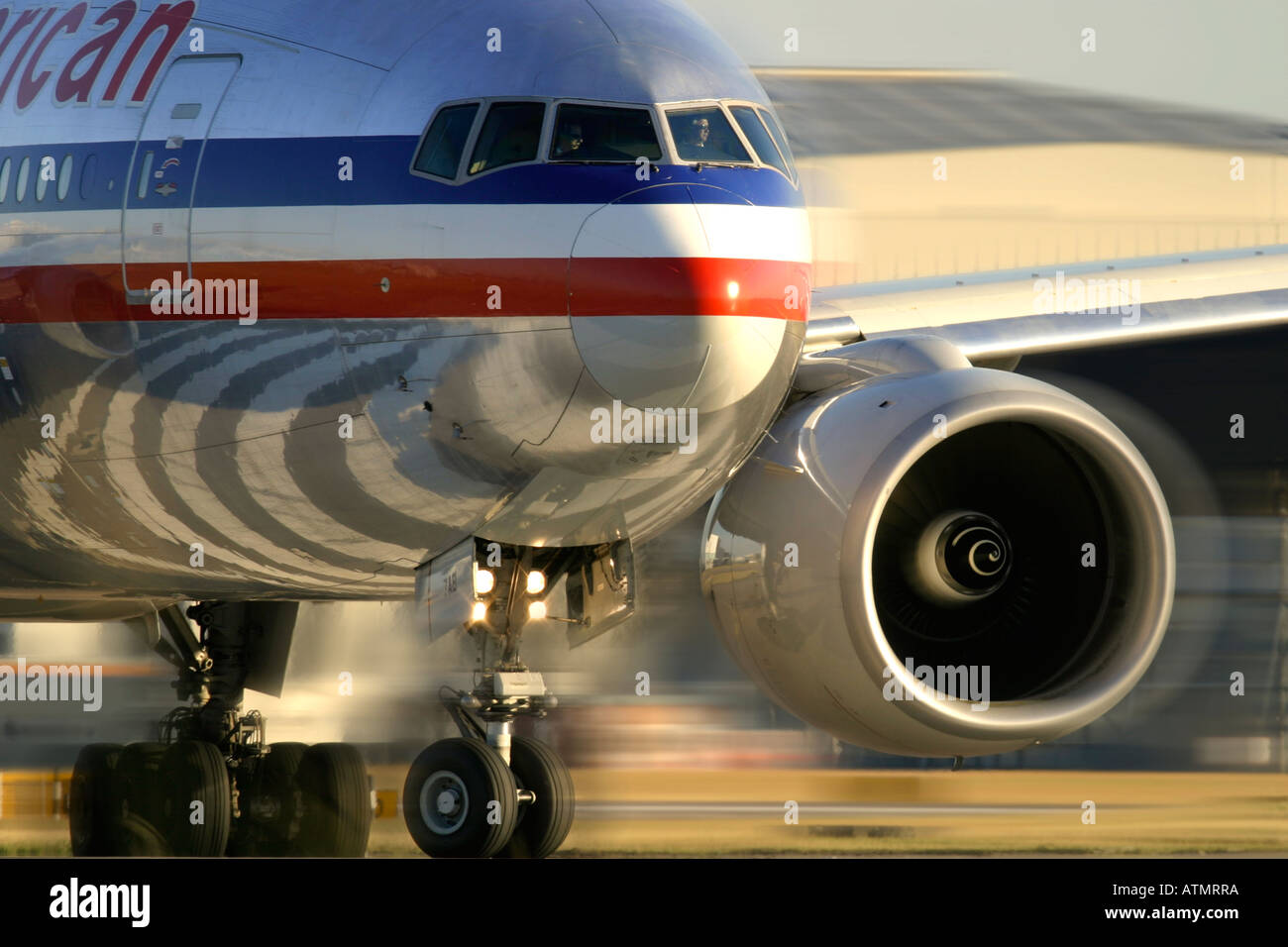 Close-up di Boeing 777 American Airlines in rullaggio per la partenza all'Aeroporto Heathrow di Londra REGNO UNITO Foto Stock