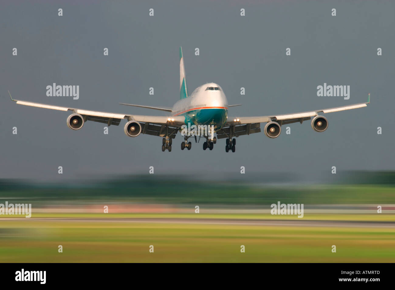 Passeggeri di grandi dimensioni di atterraggio a getto con motion blur in background Foto Stock