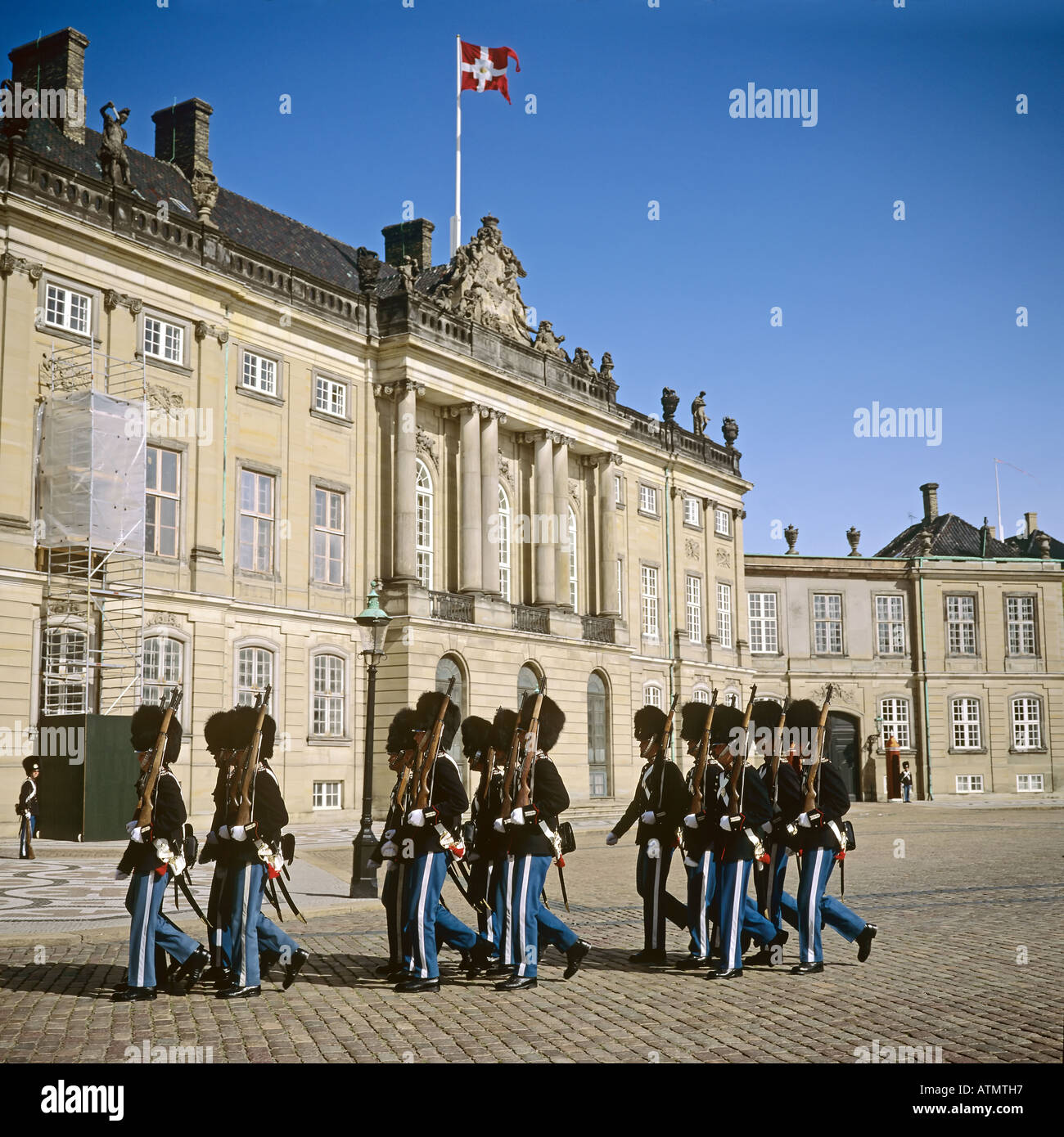 Cambiare la protezione cerimonia reale Amalienborg Palace, Copenhagen, Danimarca Foto Stock