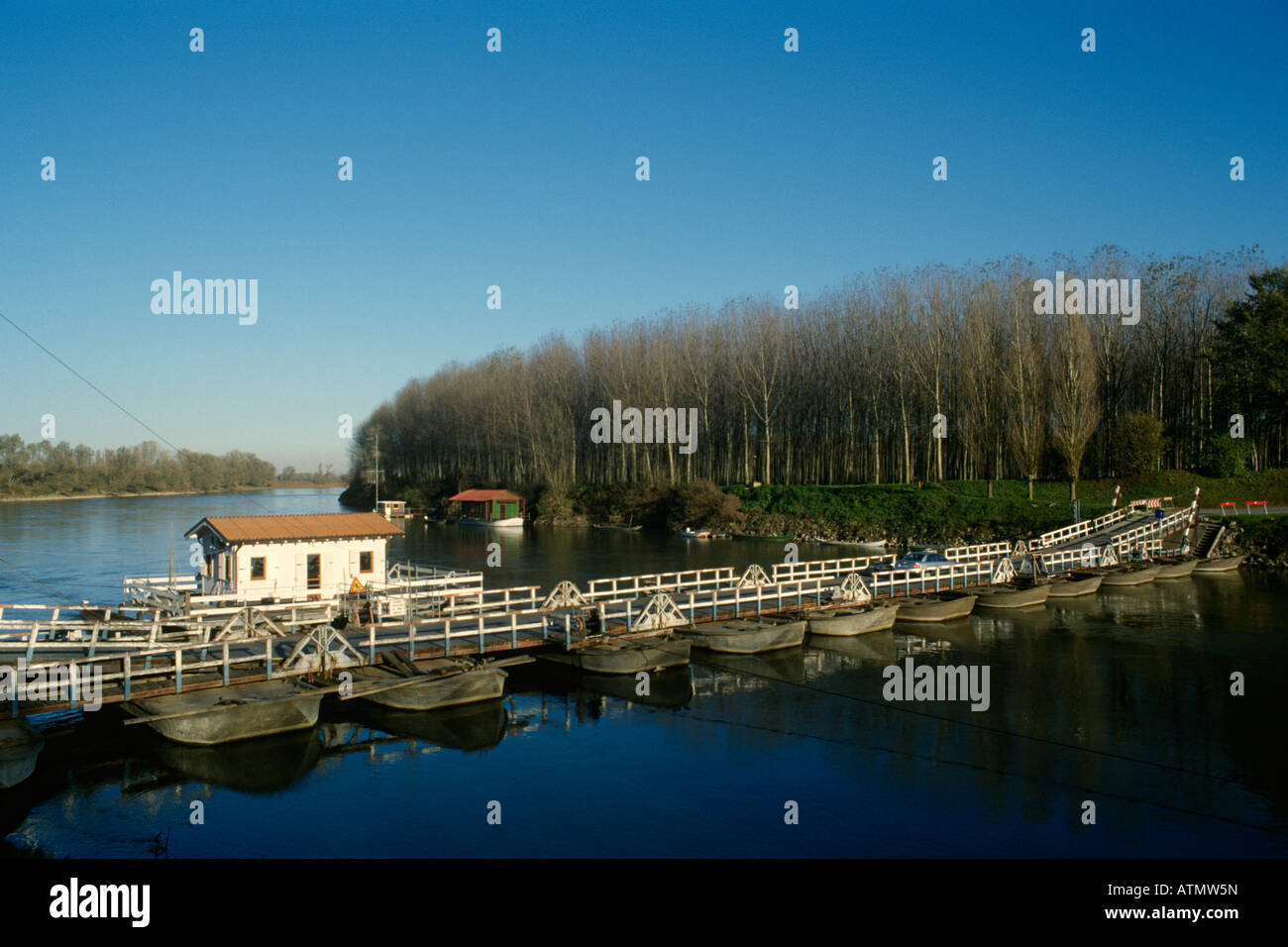 Lombardia Italia tradizionale flottante in legno ponte che attraversa il fiume Oglio tra Cremona Mantova Foto Stock