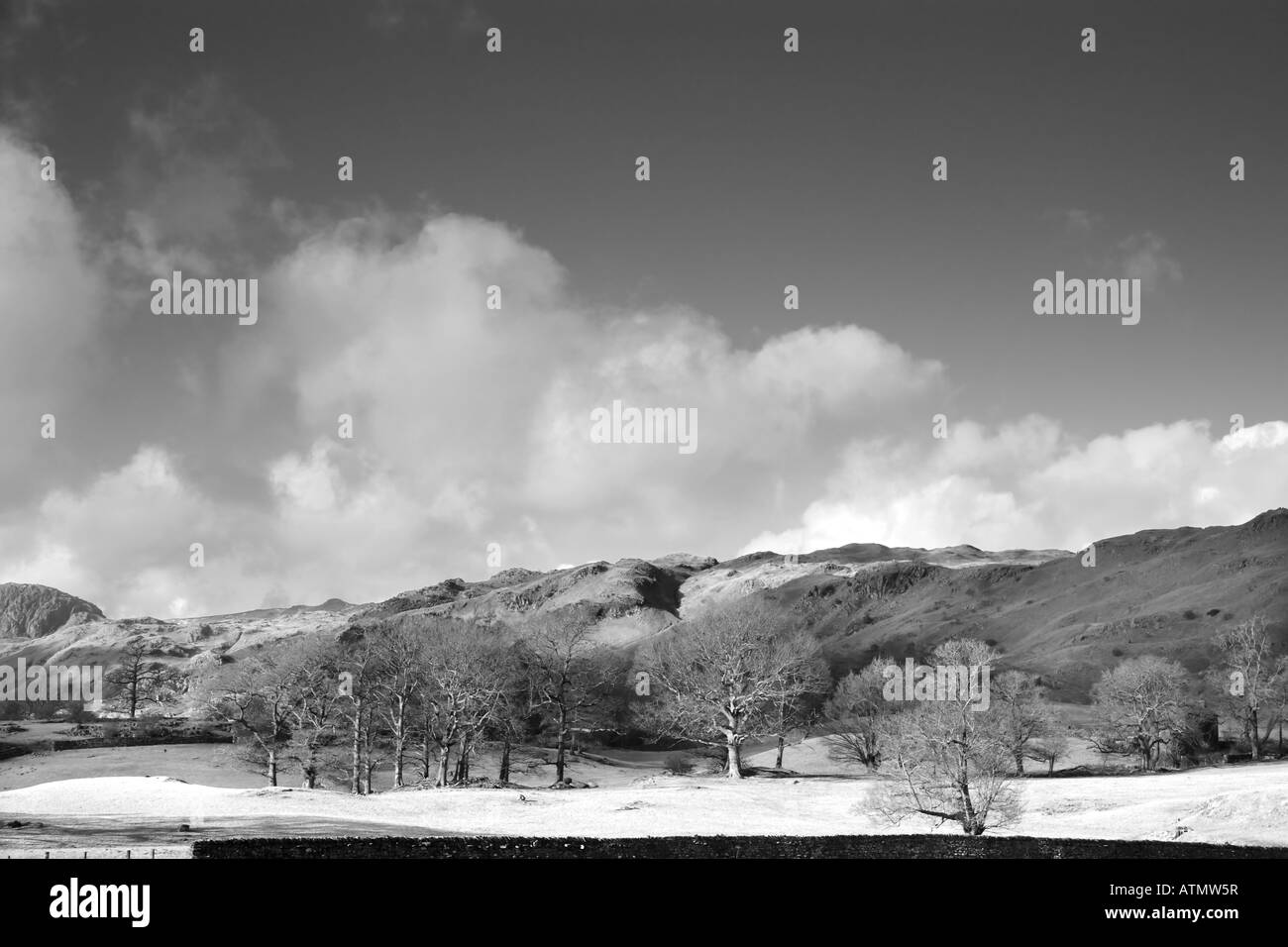 Una bella giornata invernale con soffici nuvole Elter acqua nel "Parco Nazionale del Distretto dei Laghi' Cumbria, Regno Unito Foto Stock