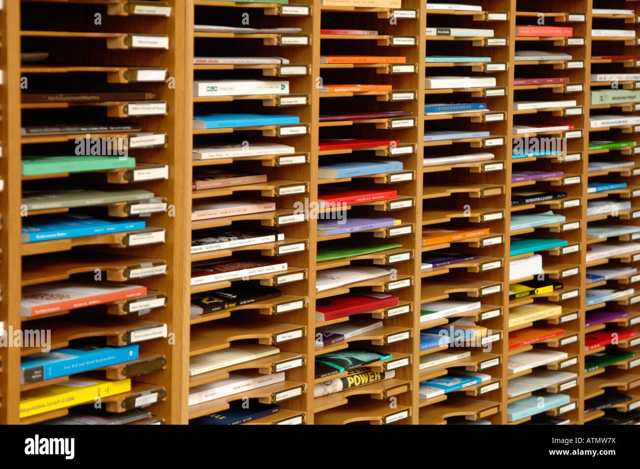 Riviste su moderni scaffali della biblioteca Foto Stock