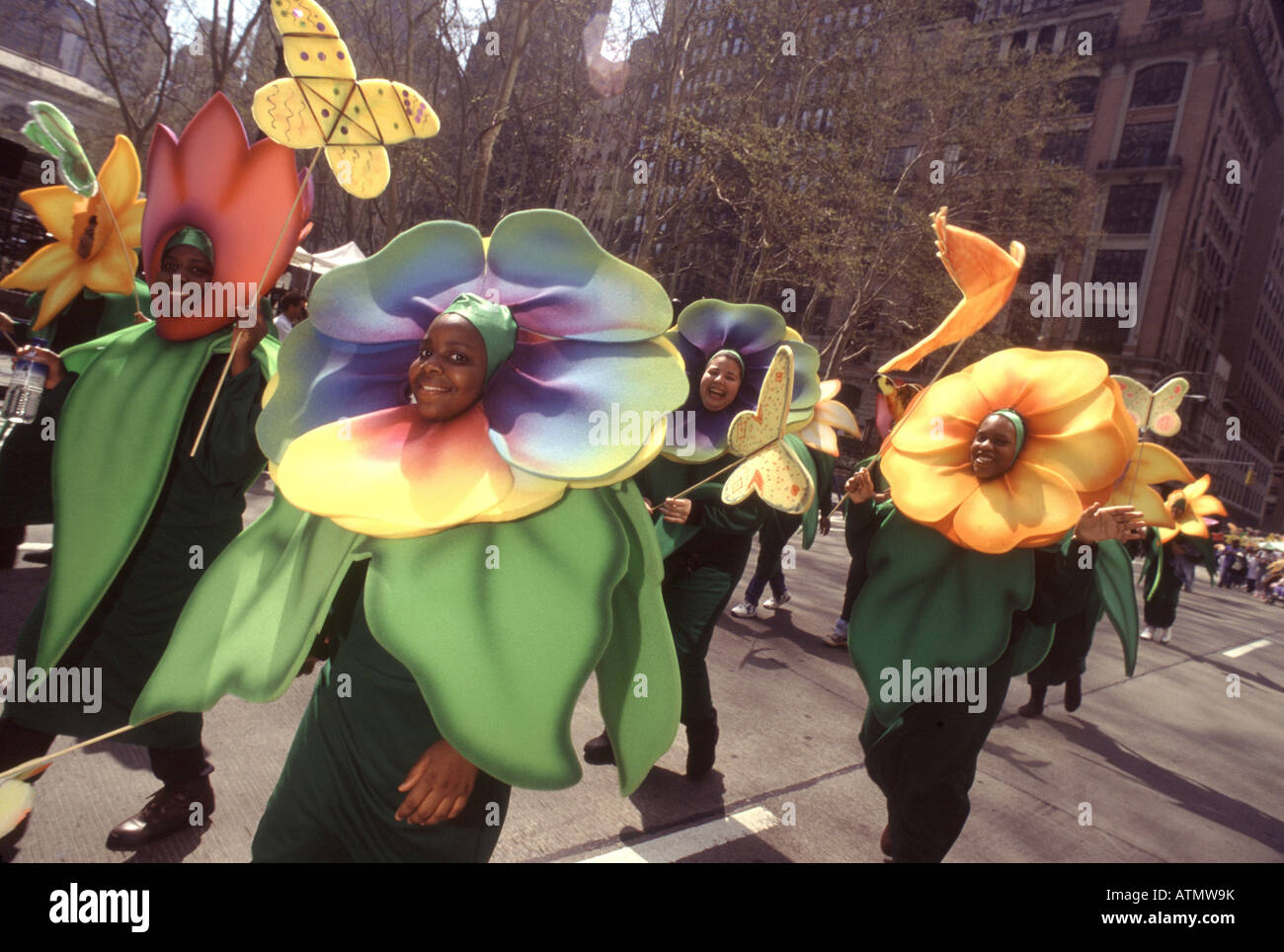 La Giornata della Terra New York City.Sfilata dei pianeti. Ambientalisti vestito come fiori colorati marzo fino la Avenue of the Americas Foto Stock