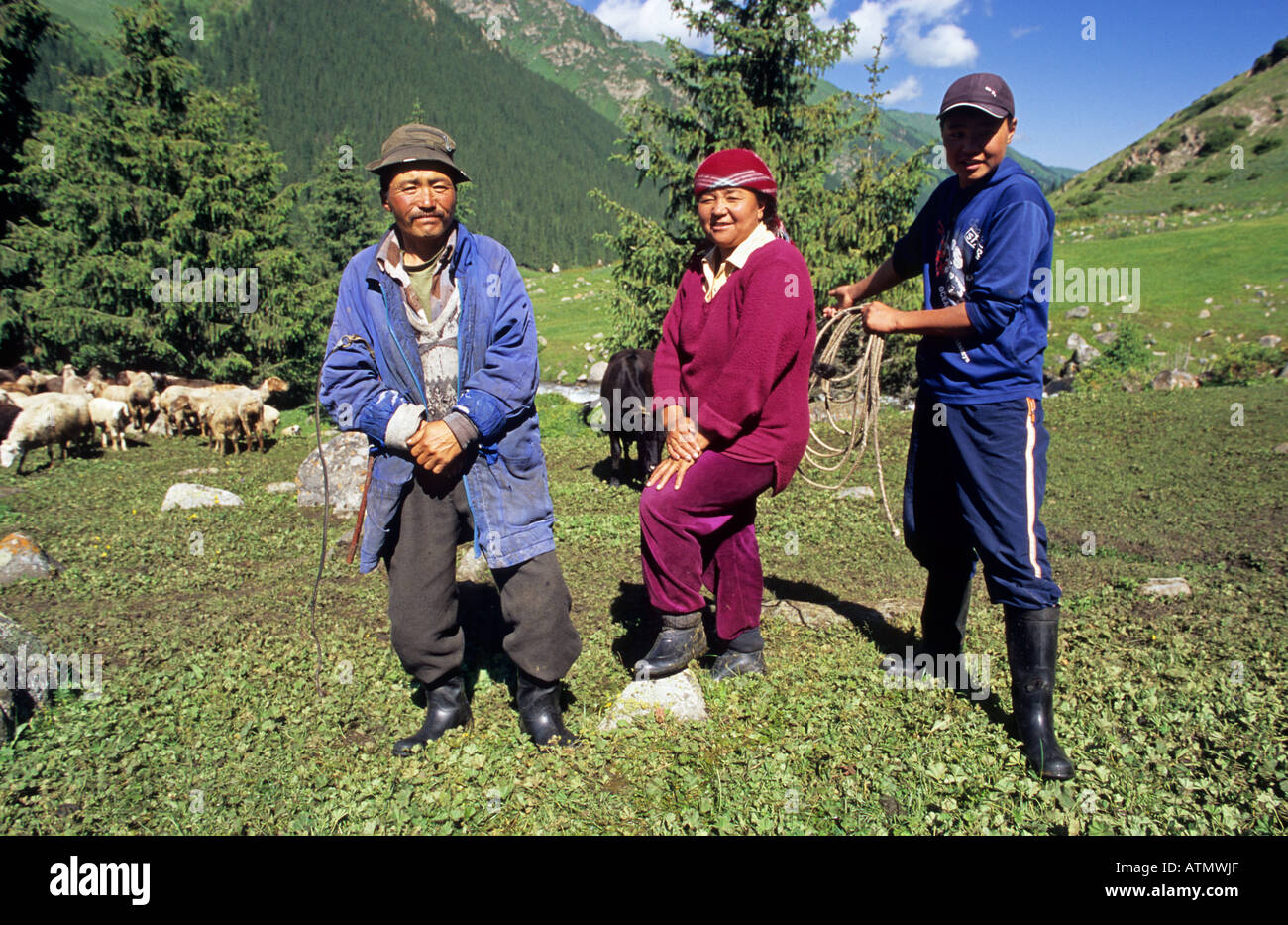 Famiglia di pastori Tian Shan montagne del Kirghizistan Foto Stock