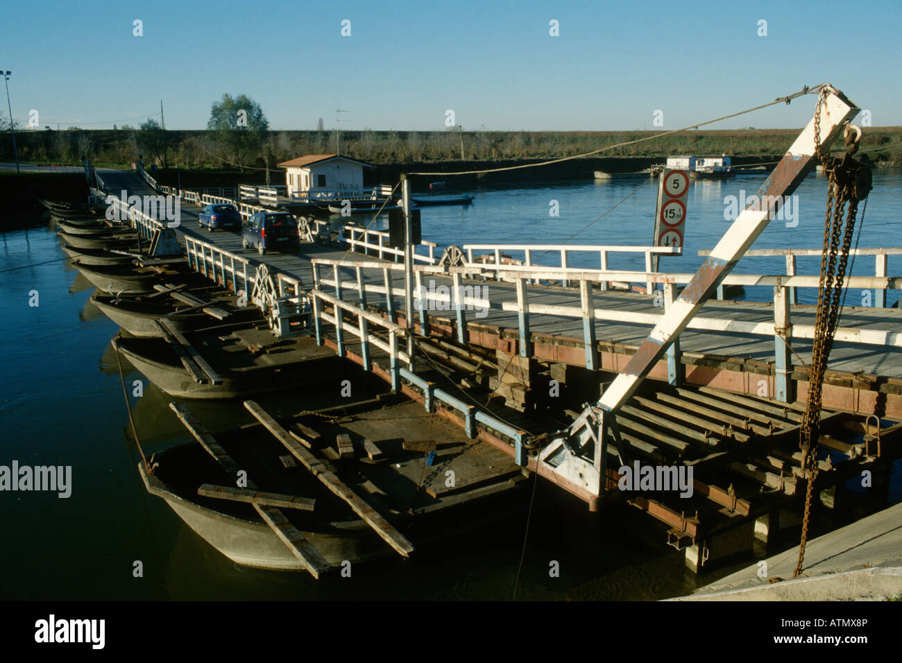 Lombardia Italia tradizionale flottante in legno ponte che attraversa il fiume Oglio tra Cremona Mantova Foto Stock