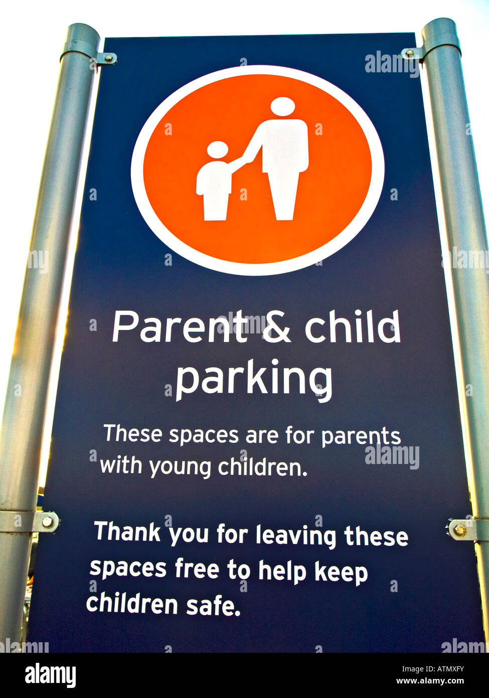 Firmare il genitore di bambini parcheggio in un supermercato in Chippenham Wilts REGNO UNITO UE Foto Stock