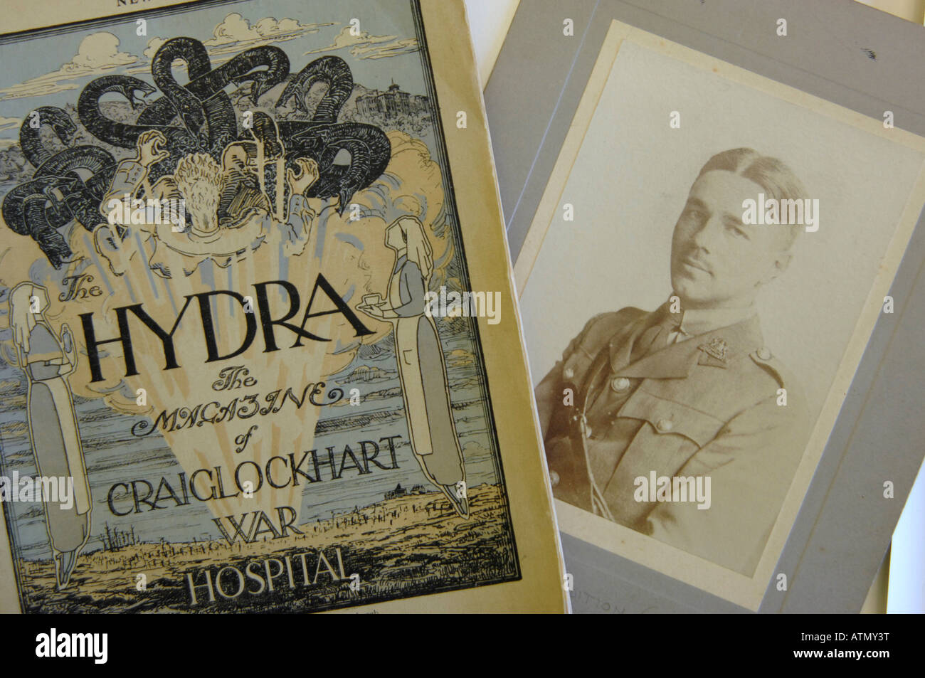 Wilfred Owen fotografia del ritratto e della copia della rivista Hydra che è stata prodotta da pazienti di Craiglockhart ospedale di guerra Foto Stock