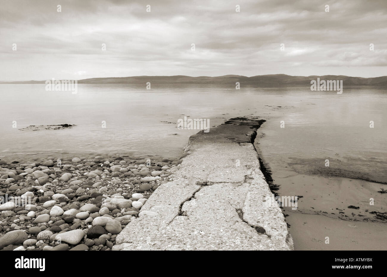 Jetty - Mattina presto Machrie Bay isola di Arran in Scozia. Mull of Kintyre in background. Foto Stock