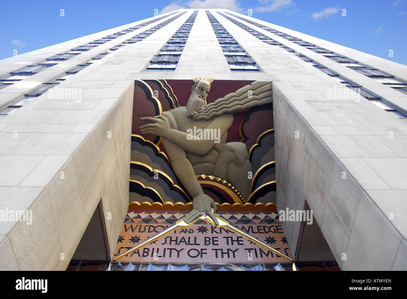 Vista guardando fino al Rockefeller Center Building a New York City, Stati Uniti d'America Foto Stock