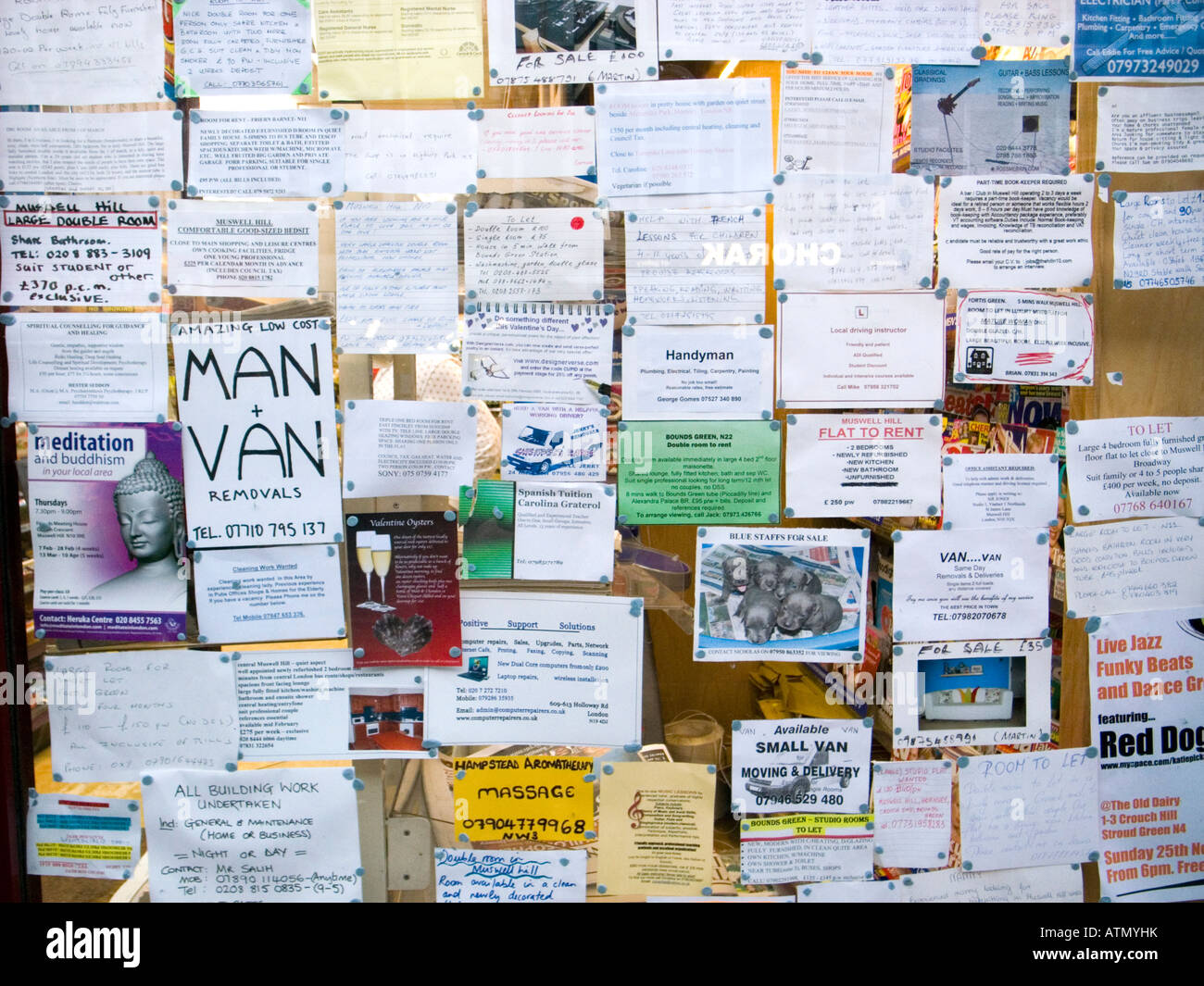 Singoli annunci in edicola finestra Londra Inghilterra REGNO UNITO Foto Stock