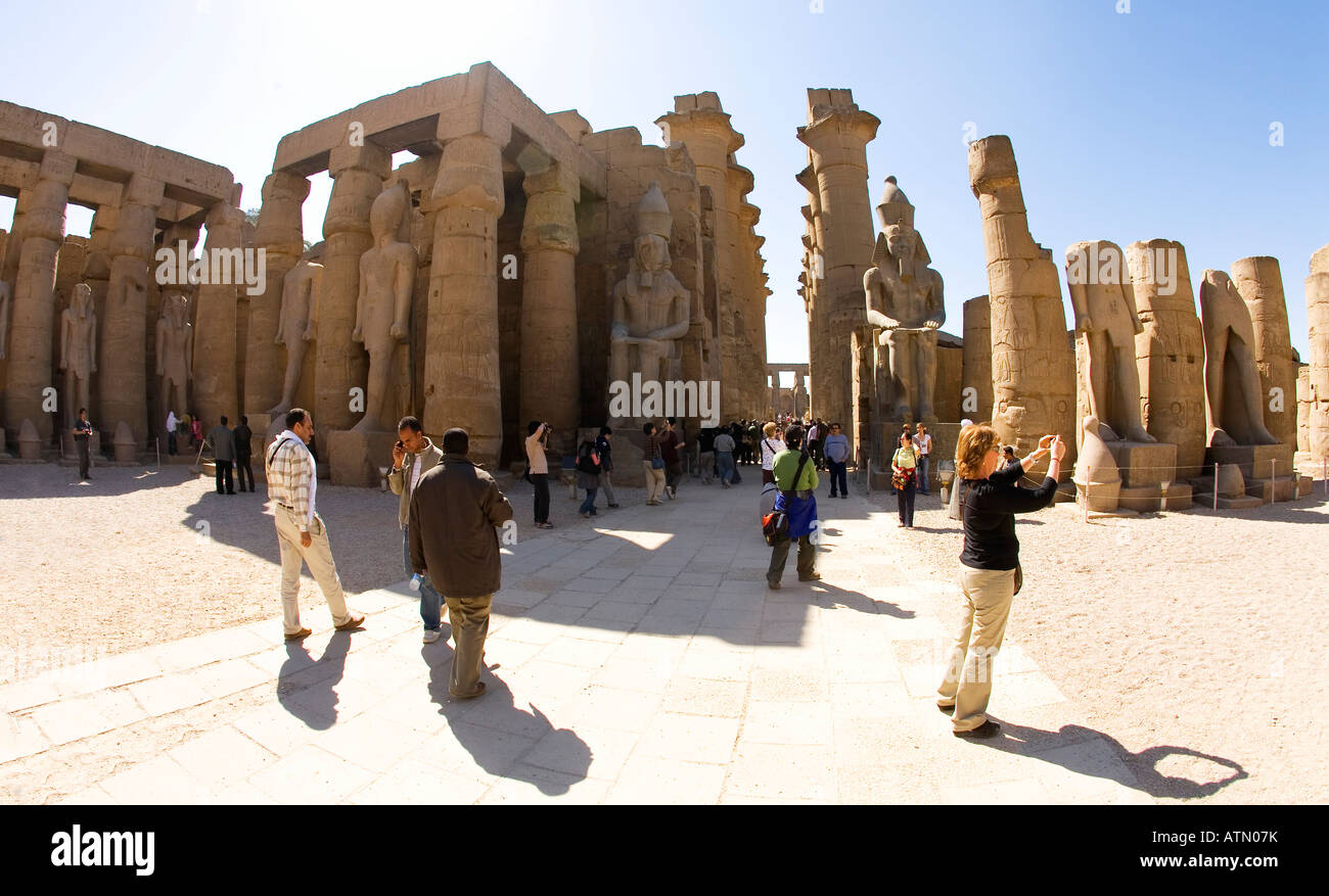 Tempio di Luxor e cortile con colonnato e grandi statue di Ramses II in Egitto il Nord Africa Foto Stock