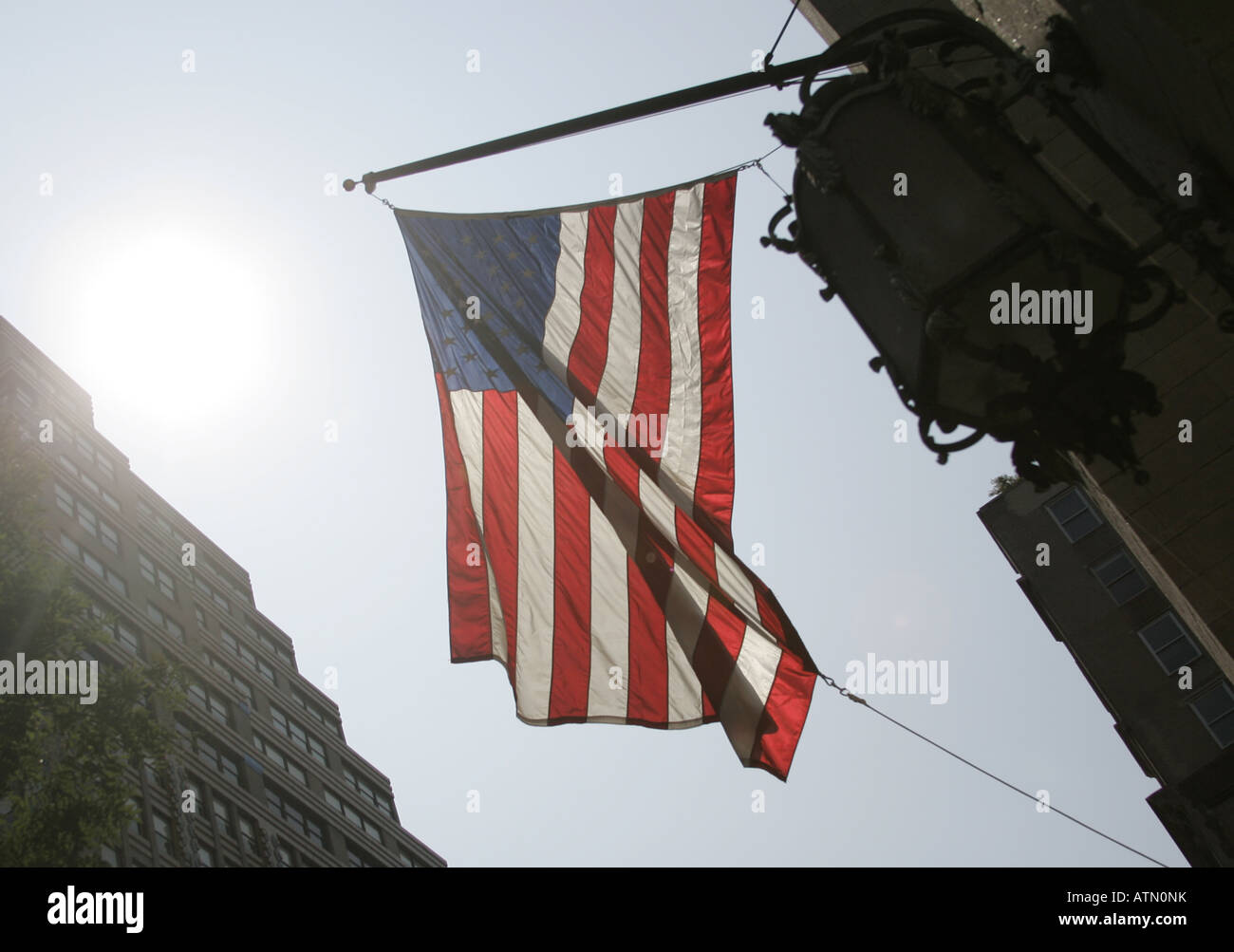 Sole che splende attraverso un flag su un edificio a Manhattan Foto Stock