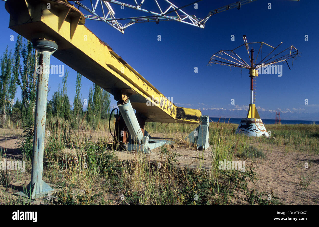 Dimenticato sovjet parco divertimenti presso il lago Issyk Kul Tian Shan montagne del Kirghizistan Foto Stock