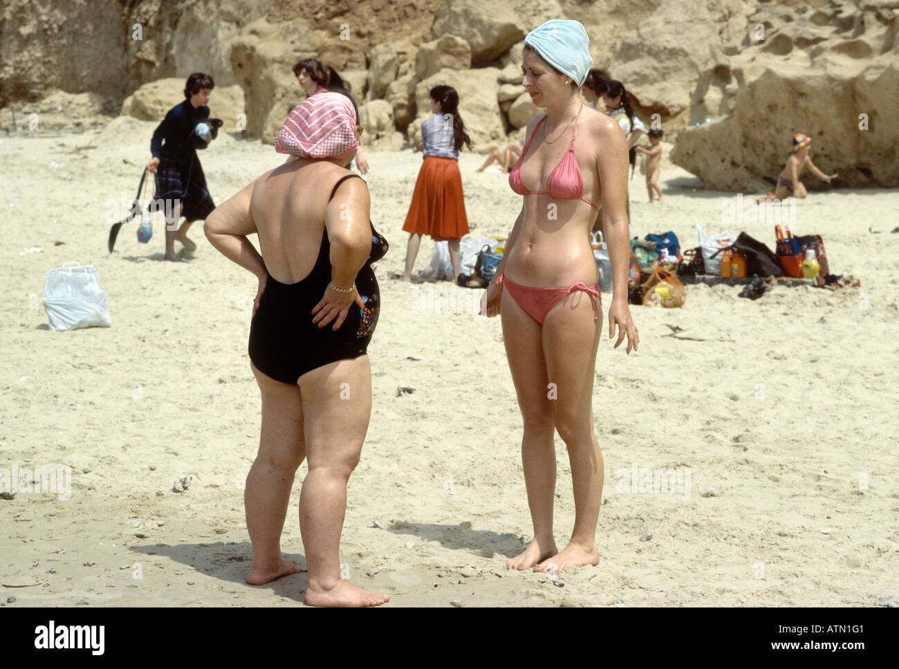 Due donne su una spiaggia Foto Stock