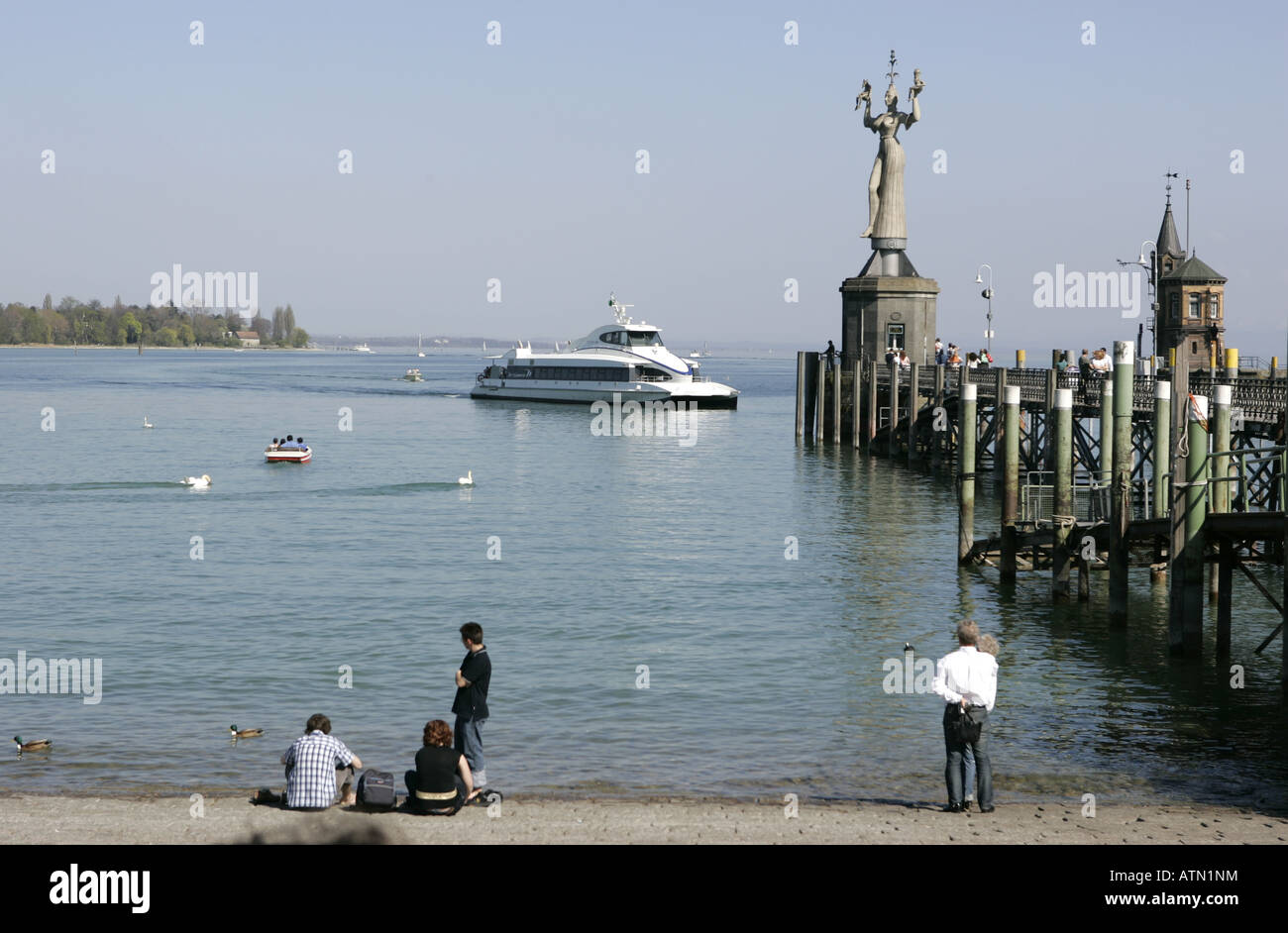 Il traghetto passa il Imperia scultura dell'artista Peter Lenk sul molo di costanza,Lago di Costanza,Germania Foto Stock