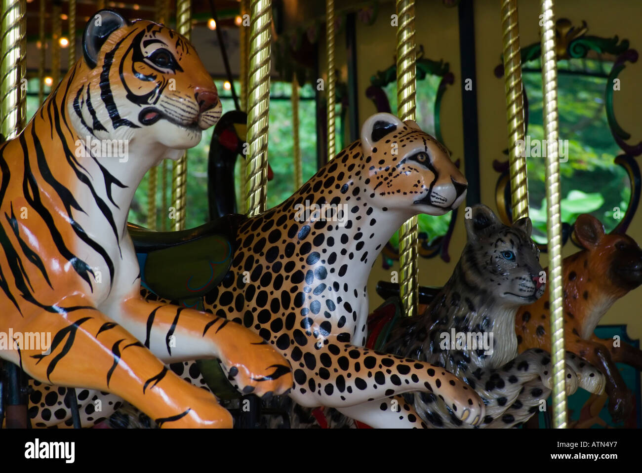 Una tigre ghepardo e snow leopard figure su una giostra in St Louis Zoo St Louis MO Foto Stock