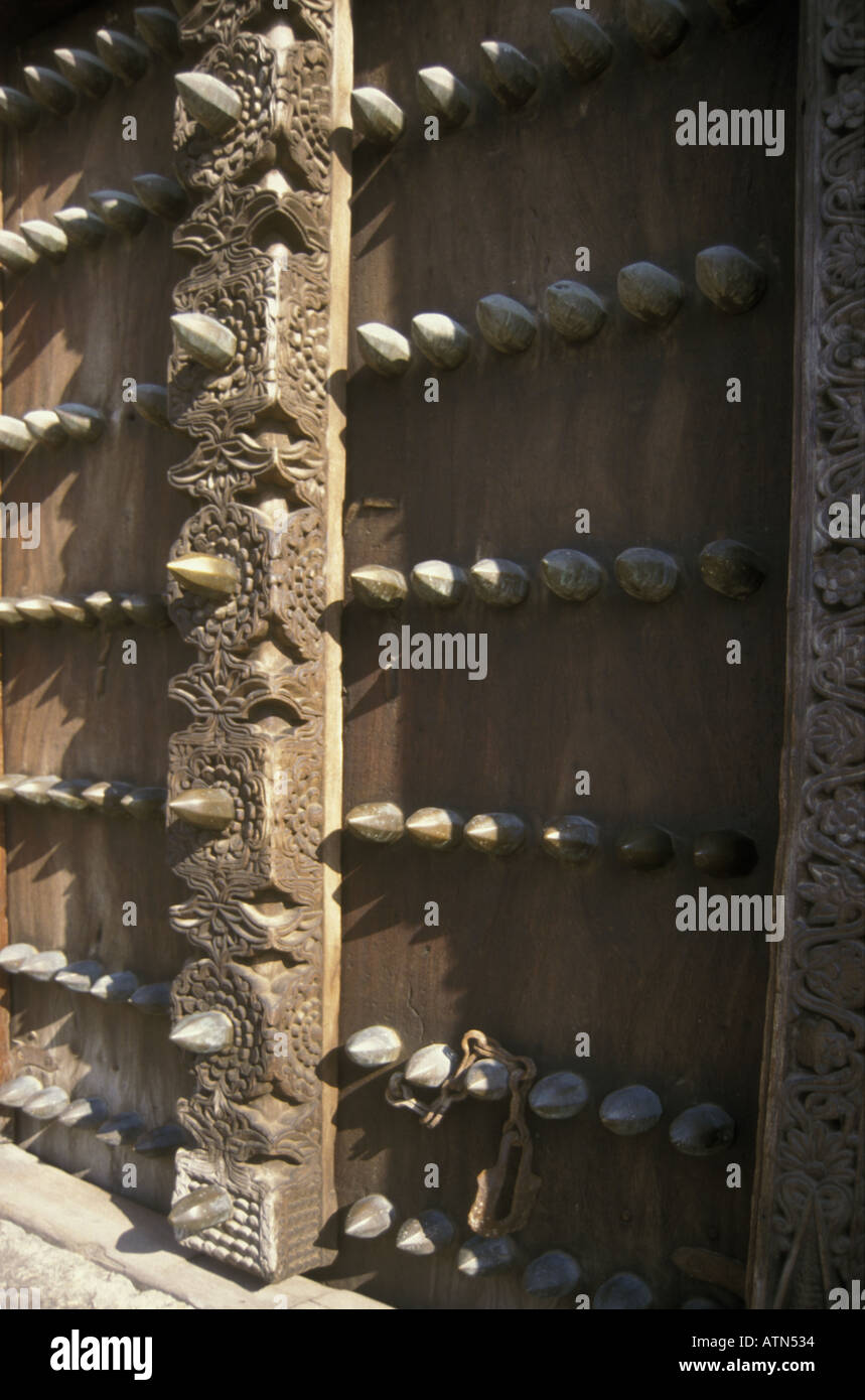 Dettaglio di una porta di legno incisa Zanzibar Tanzania Africa orientale Foto Stock