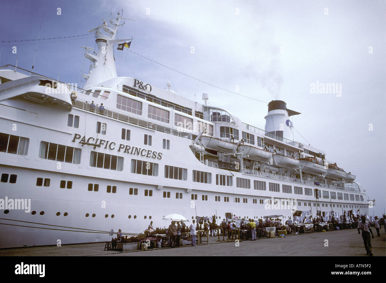 La ocean liner nave da crociera Pacific Princess ormeggiata nel porto di Zanzibar Tanzania Africa orientale Foto Stock