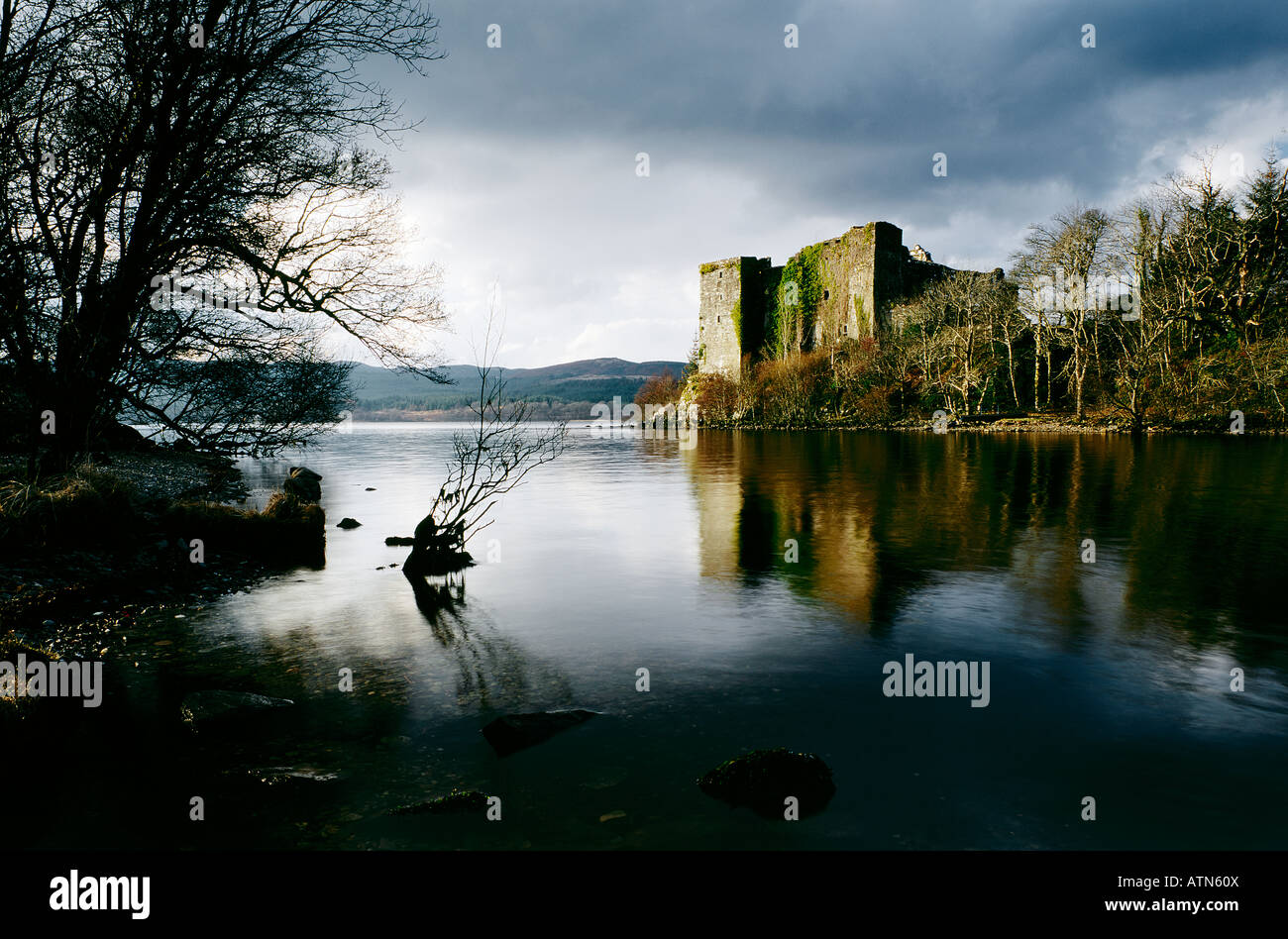 Loch Awe, Argyll and Bute, Scozia. Innis Chonnel Castello, luce della sera. Inizio Campbell roccaforte almeno 700 anni Foto Stock