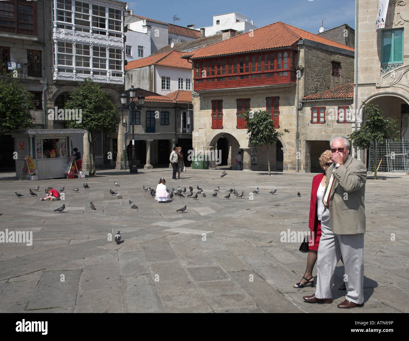 La gente di domenica Plaza de a Ferreria Pontevedra Galizia Spagna Foto Stock