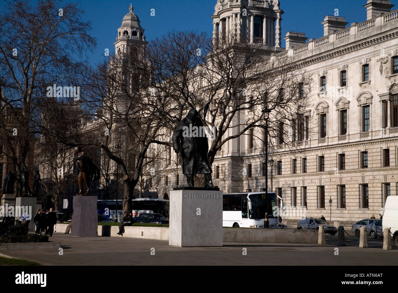 HM Treasury costruire statue di Lloyd George Churchill Parliament Square Londra Inghilterra Foto Stock