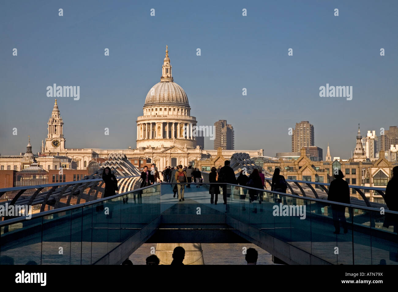 Le persone che attraversano le Millenium Bridge St Pauls Londra Inghilterra Foto Stock