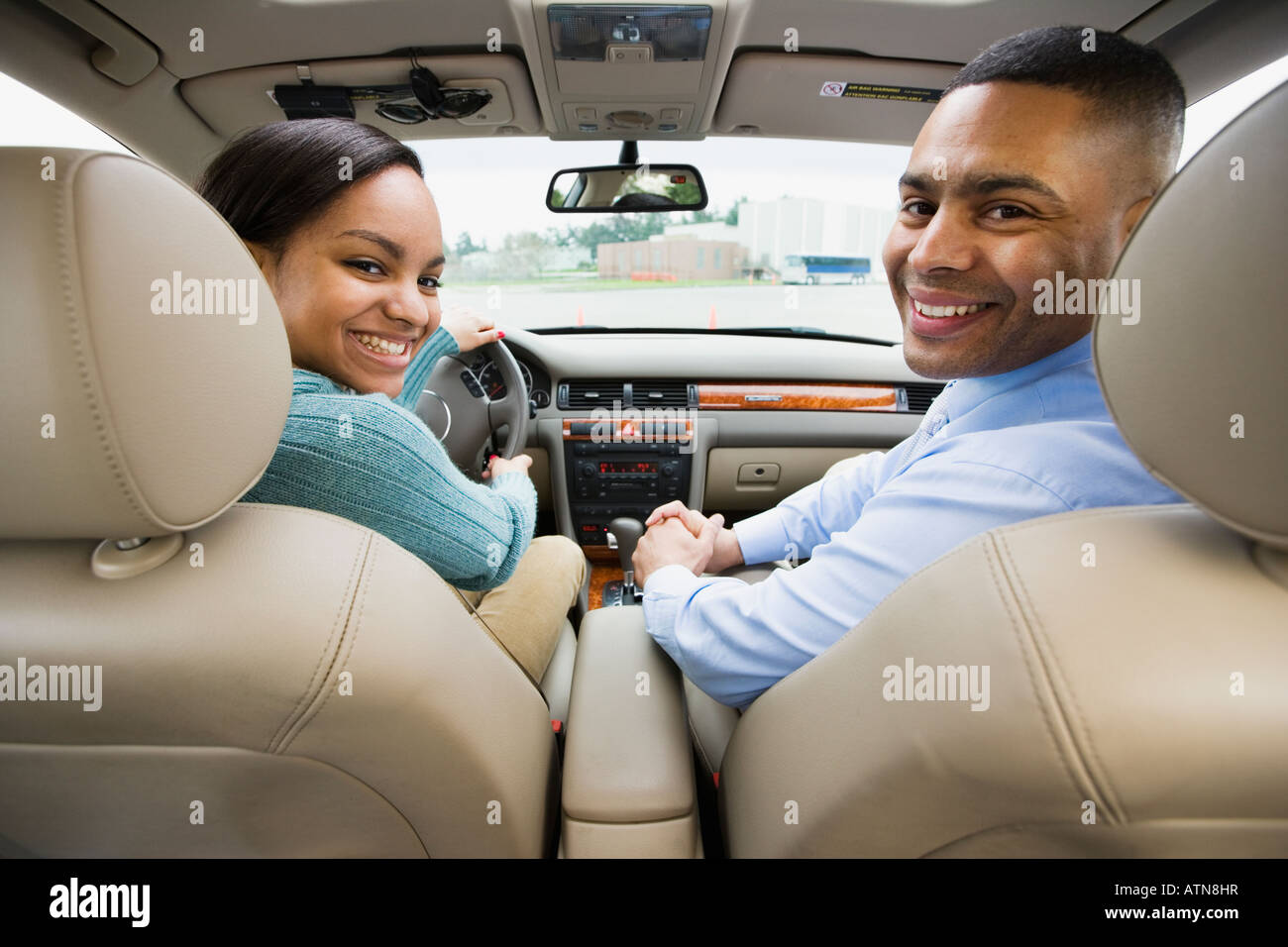 Adolescente africana in auto con il padre Foto Stock