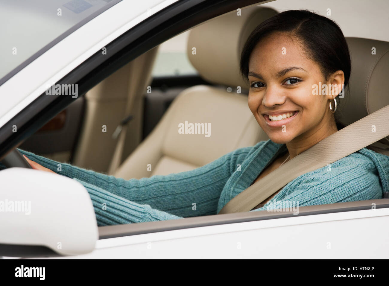 Donna africana seduti in auto Foto Stock