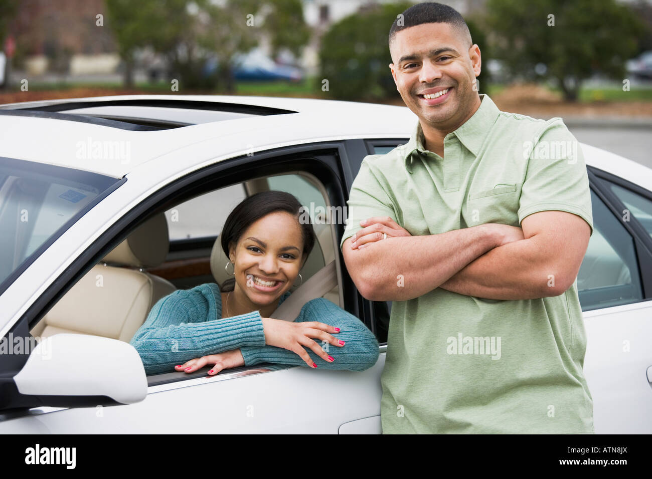 Adolescente africana in auto con il padre Foto Stock