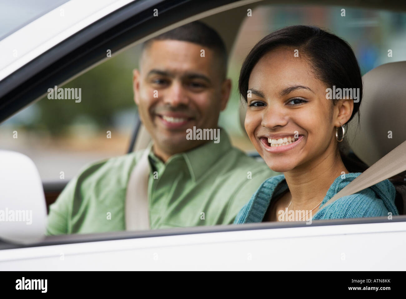 Adolescente africana in auto con il padre Foto Stock