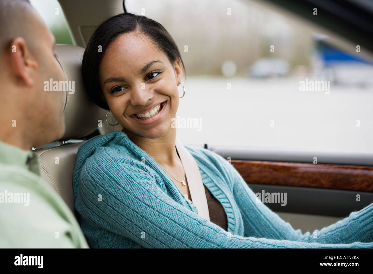 Adolescente africana in auto con il padre Foto Stock