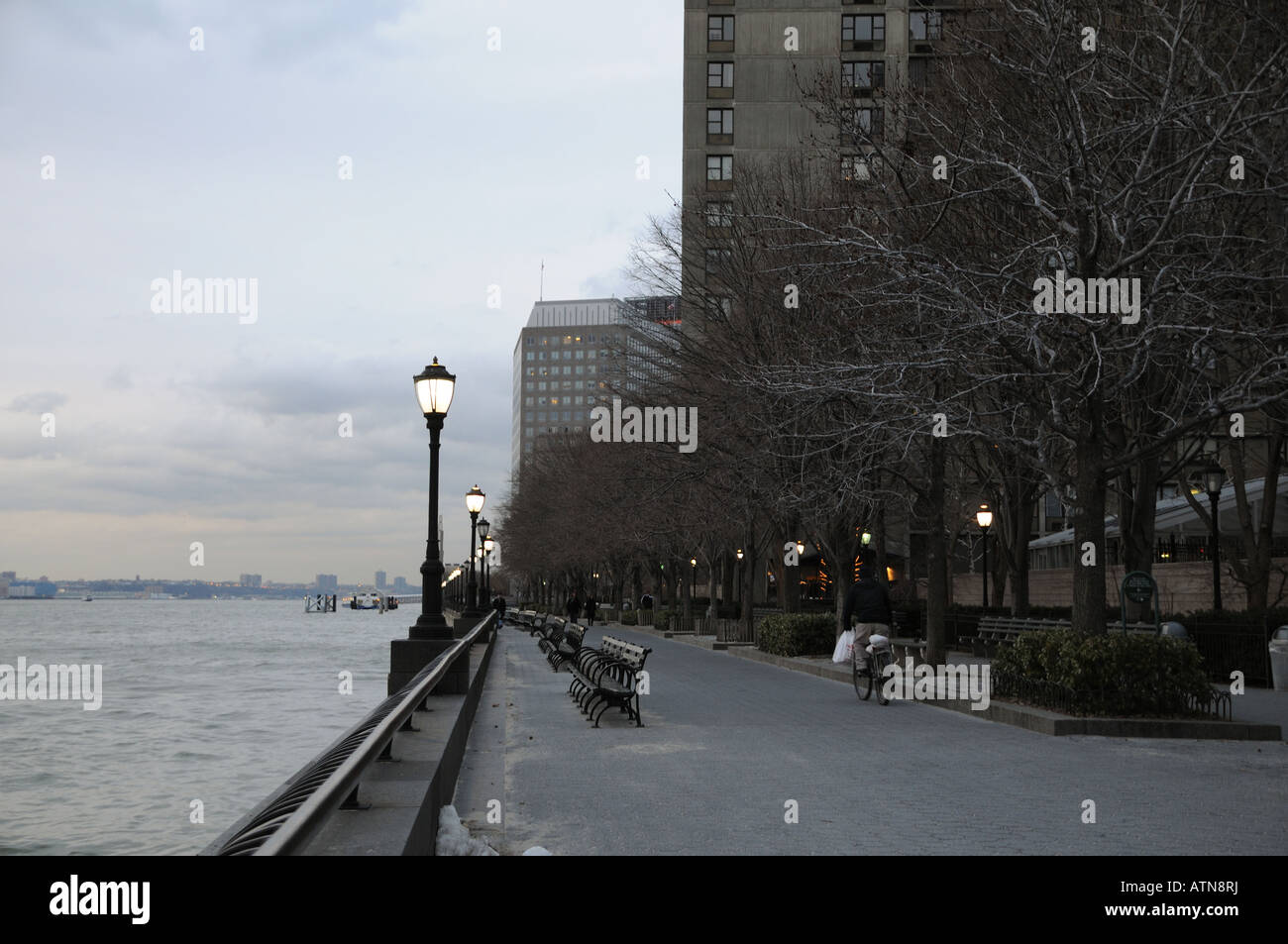 In Battery Park City all'estremità meridionale di Manhattan appartamento e edifici per uffici si affacciano sul fiume Hudson. Foto Stock