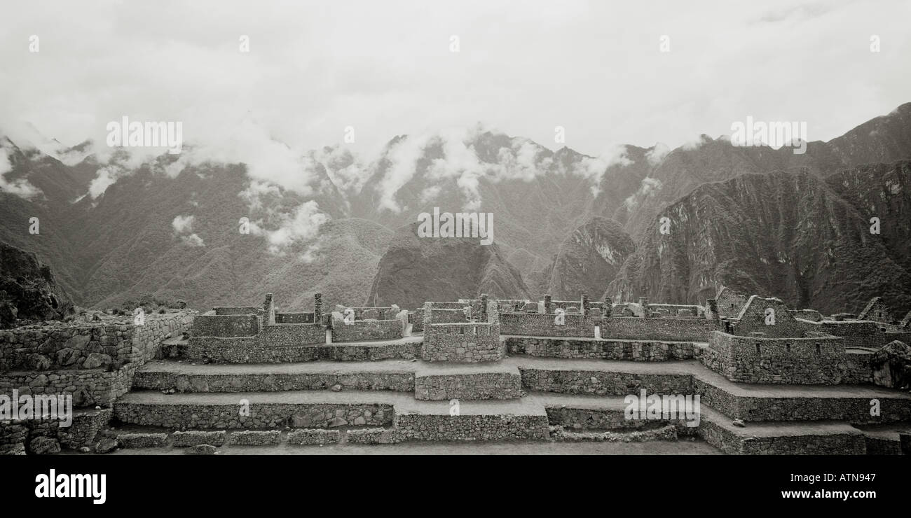 Costruzione nell'antica città di Machu Picchu in Valle Sacra in Perù in Sud America. Storia antica in America Latina Foto Stock