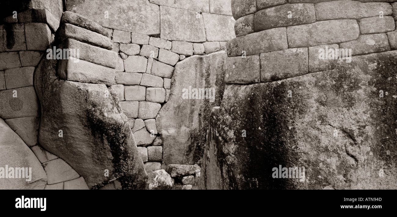 Costruzione nell'antica città di Machu Picchu in Valle Sacra in Perù in Sud America. Storia antica in America Latina Foto Stock