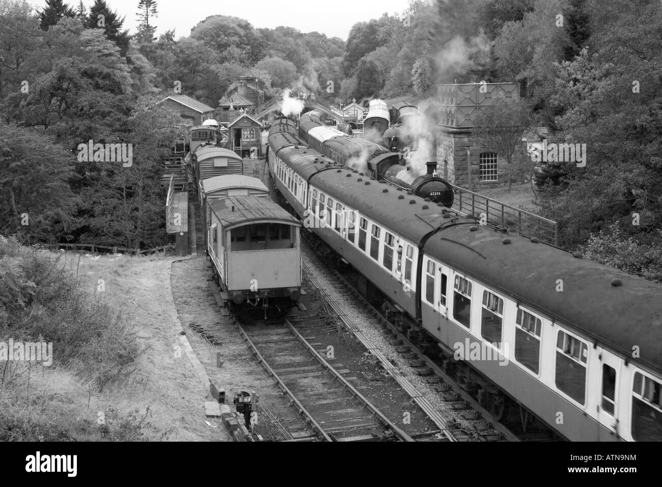 North Yorkshire la stazione ferroviaria e la guerra del traffico del fine settimana. NYMR. North Yorkshire Moors Railway, REGNO UNITO Foto Stock
