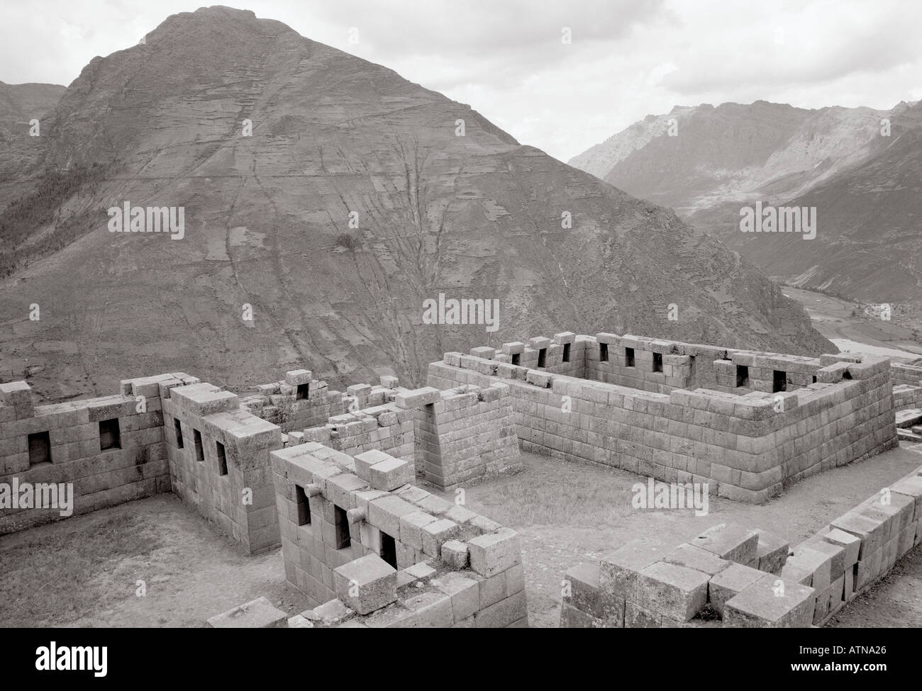 Sul cammino Inca è l'architettura Inca a Pisac rovine nella Valle Sacra nelle Ande peruviane in Perù in Latino America del Sud. Viaggiare Foto Stock