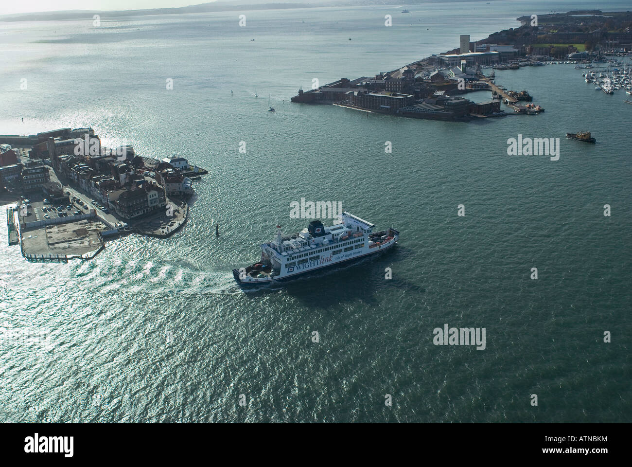 Il porto di Portsmouth e il traghetto per l'Isola di Wight Foto Stock