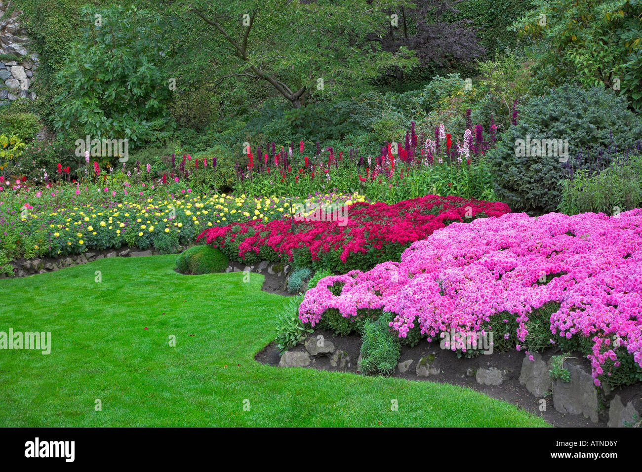 Incredibilmente bello e pittoresco giardino per passeggiate e la supervisione su fiori e alberi Foto Stock